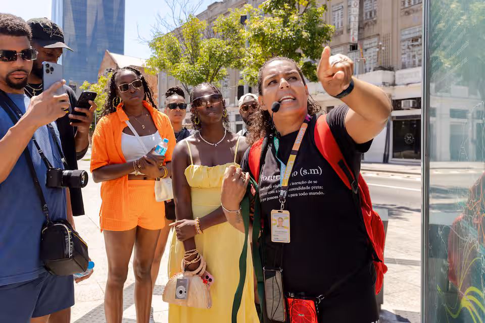Luana Ferreira explicando para o grupo em pleno Centro do Rio