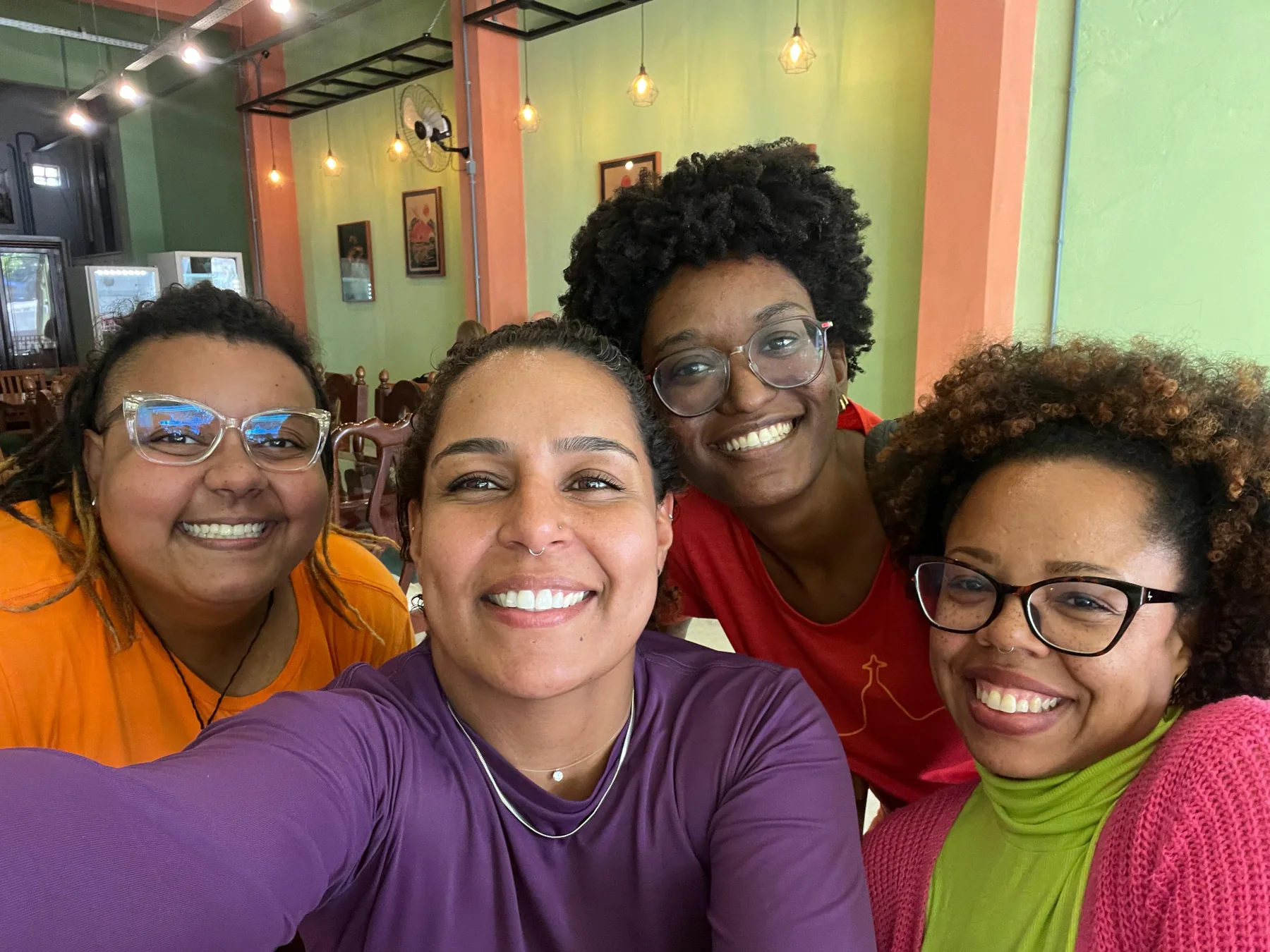 Luana Ferreira e as guias que caminham com ela em um encontro do time