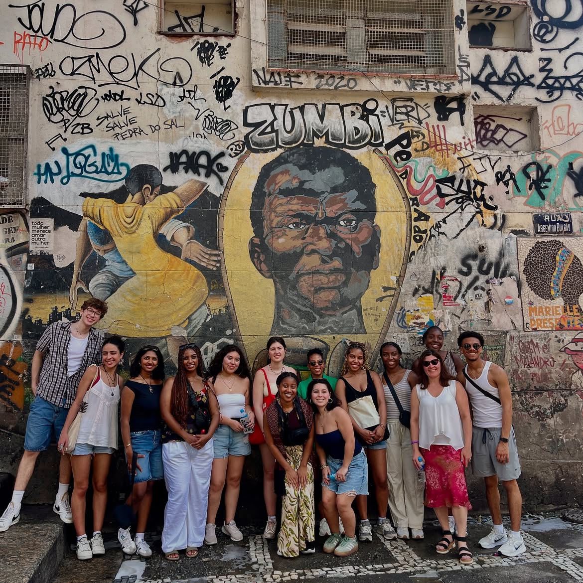 Turma de estudantes de Saúde Pública de Washington DC no mural de Zumbi, na Pedra do Sal